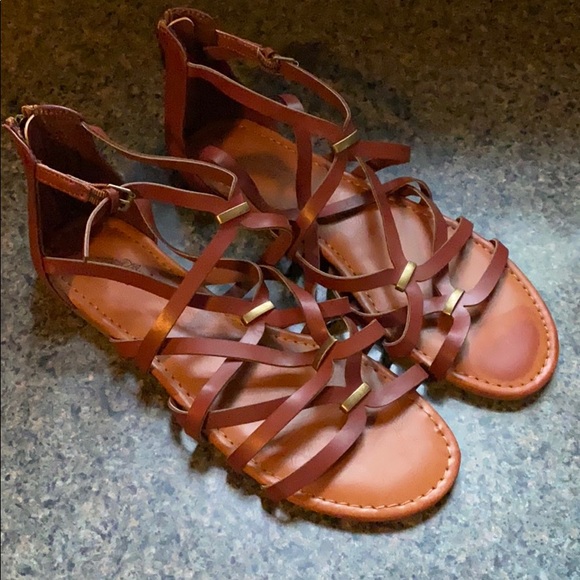 Universal Thread Shoes - Women’s brown gladiator sandals size 8 1/2